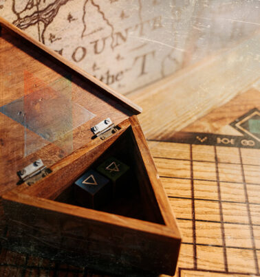 szkatułka zawierająca kostki z tajemniczymi symbolami